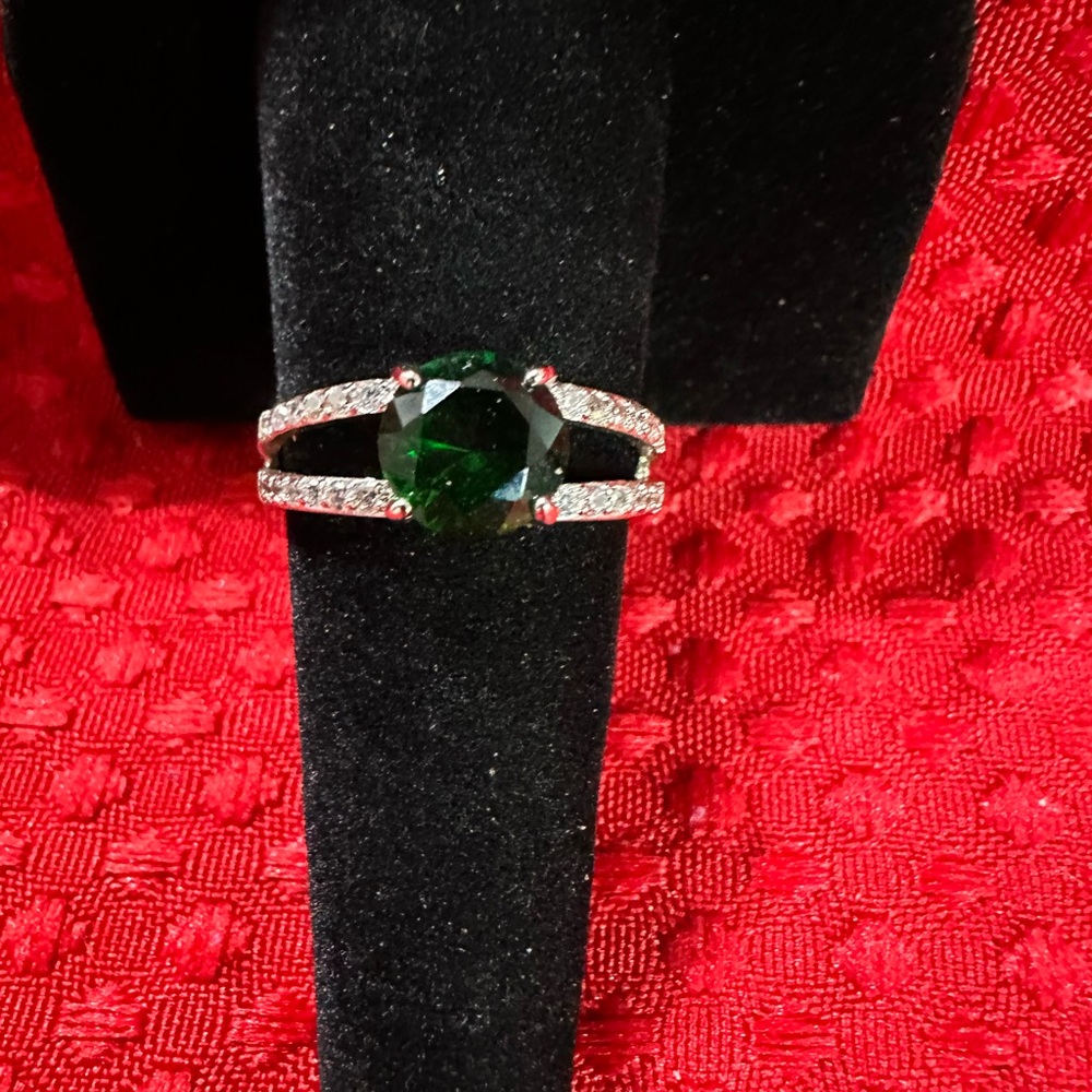 Costume Jewelry Ring. Size 8.